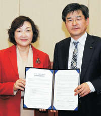 2일 한선화 한국과학기술정보연구원(KISTI) 원장(왼쪽)과 박기표 기술보증기금 상임이사가 상호 업무협력을 위한 협약을 체결한 후 기념촬영을 하고 있다.  KISTI 제공